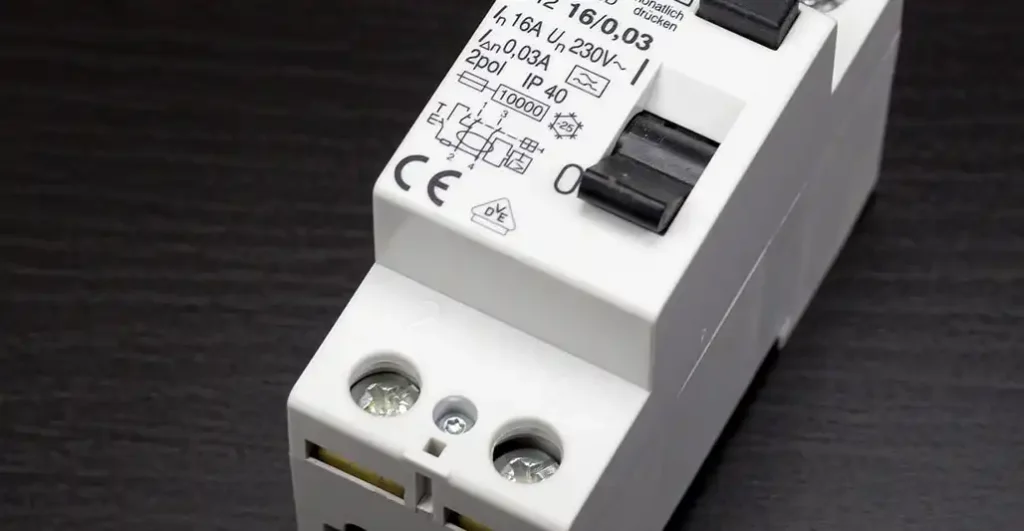 how to remove circuit breaker from fuse box